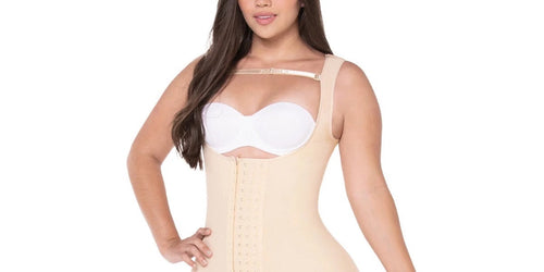 Mujer acomodando una faja de forma gradual y cuidadosa
