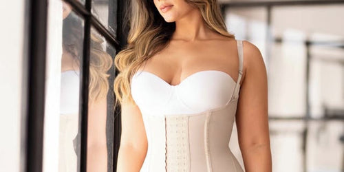 Mujer junto a una ventana con una faja de tono claro