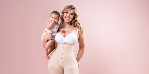 Madre con su bebé usando una faja posparto
