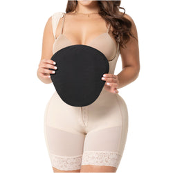 Tabla abdominal premium Salomé 2505 negra sostenida al frente.